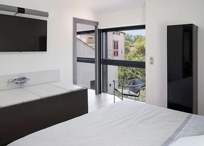 Maison Contemporaine Plein Centre Piscine &jacuzzi Villa *