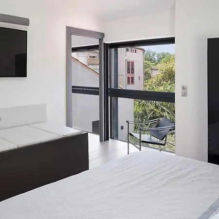 Maison Contemporaine Plein Centre Piscine &jacuzzi 빌라 *